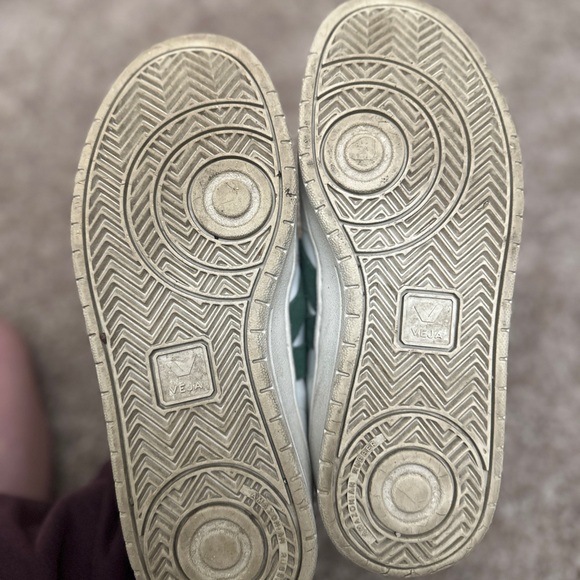 Veja V-12 Sneaker - Picture 9 of 9